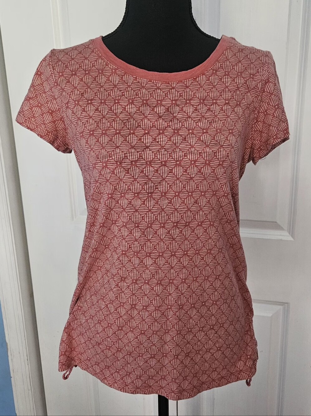 Liz Claiborne Pink Geometric Short Sleeve Top With Side-Cinching Ruching Size S